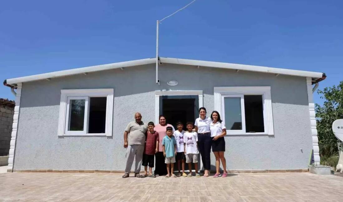 Depremzede 3 Öksüz Kardeşe Sağlıkçıdan Sıcak Yuva Kahramanmaraş merkezli depremlerde büyük yıkım yaşayan Hatay’da, Acil Tıp Teknisyeni