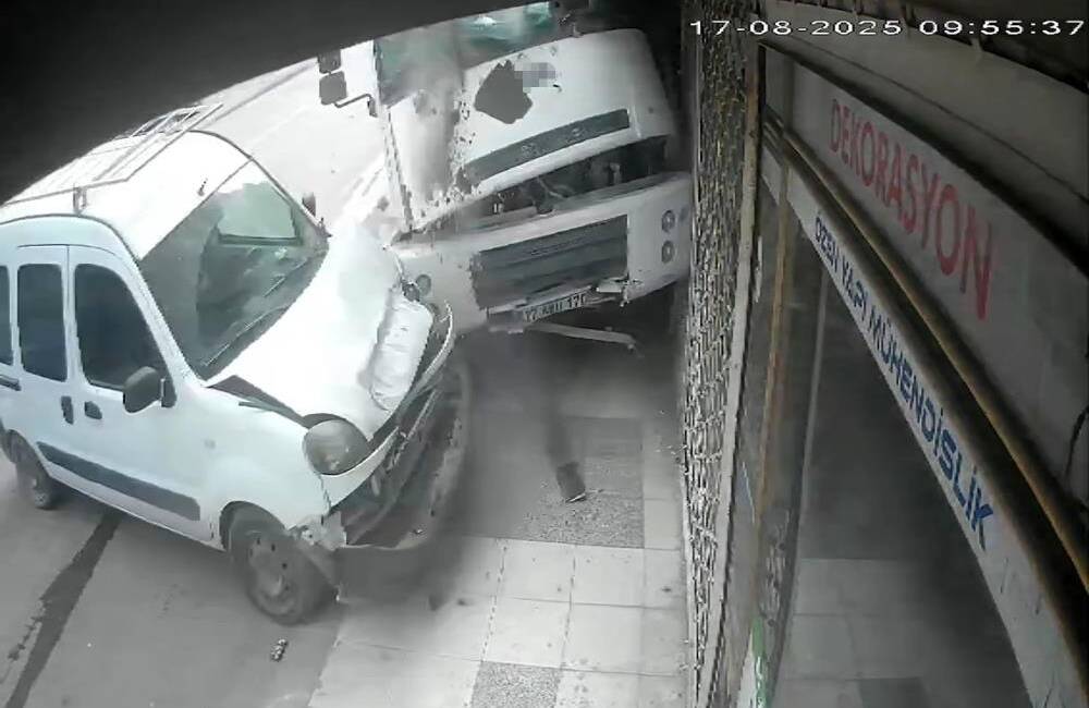 Hatay’da freni boşalan arazöz ortalığı savaş alanına çevirdi Hatay’ın İskenderun ilçesinde freni boşalan arazöz, park halindeki araçlara ve