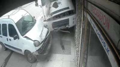 Hatay’ın İskenderun ilçesinde freni boşalan arazöz, park halindeki araçlara ve