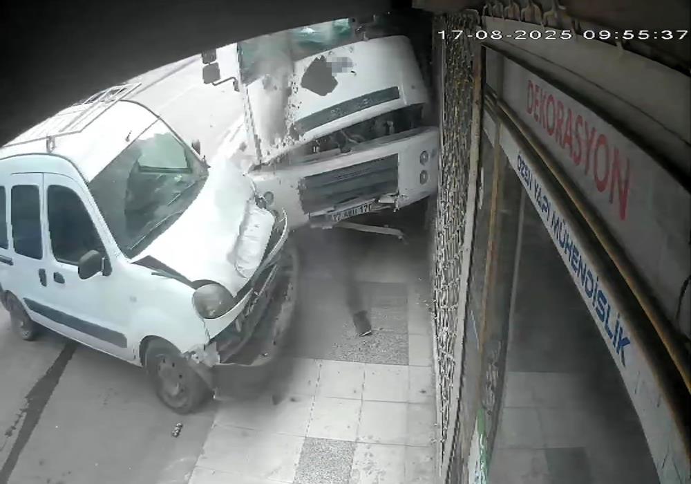 Hatay’ın İskenderun ilçesinde freni boşalan arazöz, park halindeki araçlara ve