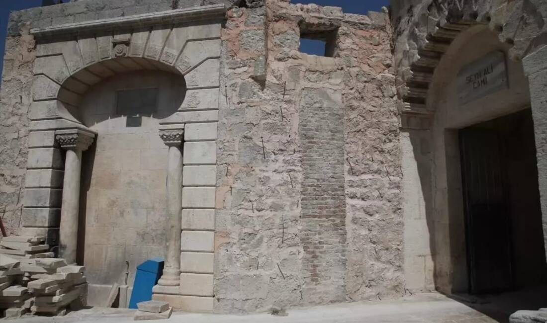 Antakya’daki Şeyh Ali Camisi’nde Restorasyon Çalışmaları Sürüyor Antakya’da bulunan tarihi Şeyh Ali Camisi’nin restorasyon ve rekonstrüksiyon çalışmaları