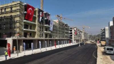 Depremin ardından yeniden inşa edilen Antakya Atatürk Caddesi, kış gelmeden