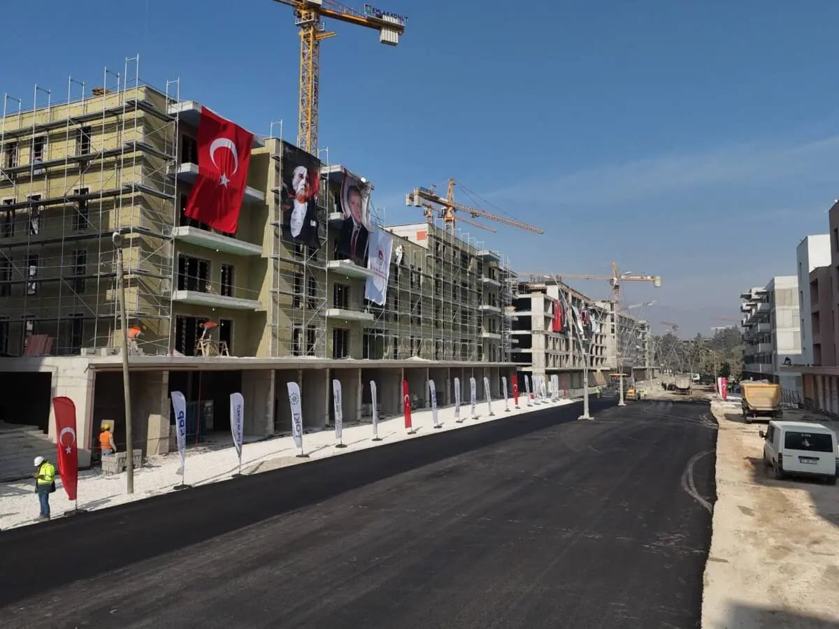 Depremin ardından yeniden inşa edilen Antakya Atatürk Caddesi, kış gelmeden