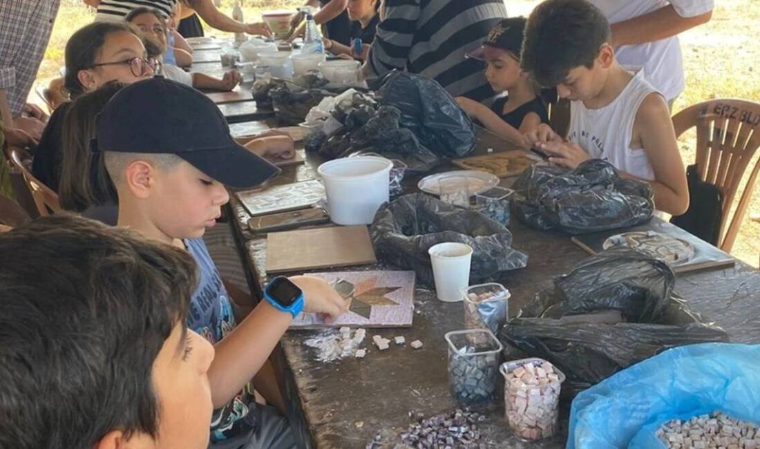Hatay’ın Erzin ilçesinde çocuklar, Epiphaneia Antik Kenti’nde gerçekleştirilen etkinlikte hem