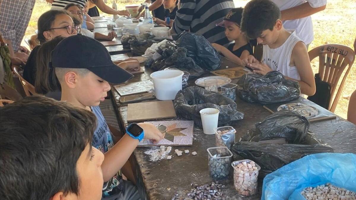 Hatay’ın Erzin ilçesinde çocuklar, Epiphaneia Antik Kenti’nde gerçekleştirilen etkinlikte hem