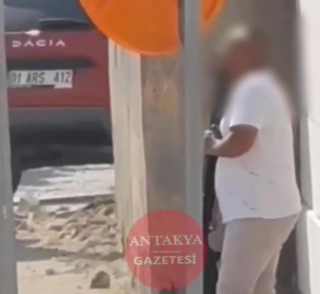 Hatay’ın Antakya ilçesinde yer alan Hatay Valiliği önünde bugün sabah