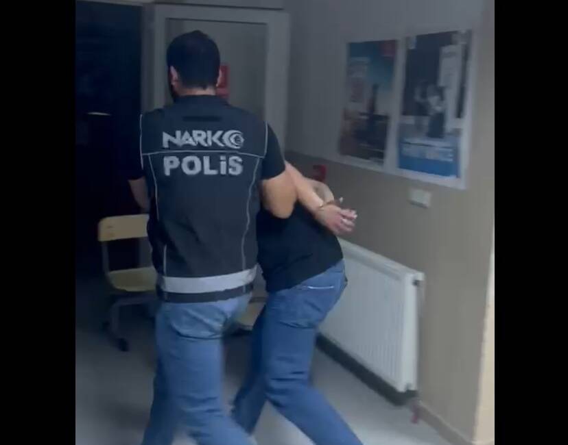 Antakya’da uyuşturucu baskını: 700 captagon ele geçirildi Hatay Emniyet Müdürlüğü ekipleri, uyuşturucu imal ve ticaretine yönelik yürüttüğü