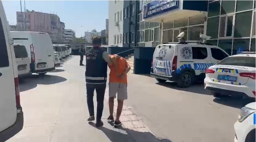 Aranan dolandırıcı İskenderun’da tutuklandı Hatay Emniyet Müdürlüğü ekipleri, aranan şahısların yakalanmasına yönelik yürüttüğü operasyonlar