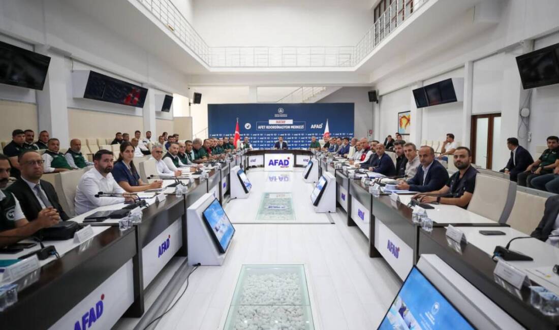 Hatay Valisi Mustafa Masatlı başkanlığında, milletvekilleri, DSİ Genel Müdürü Mehmet