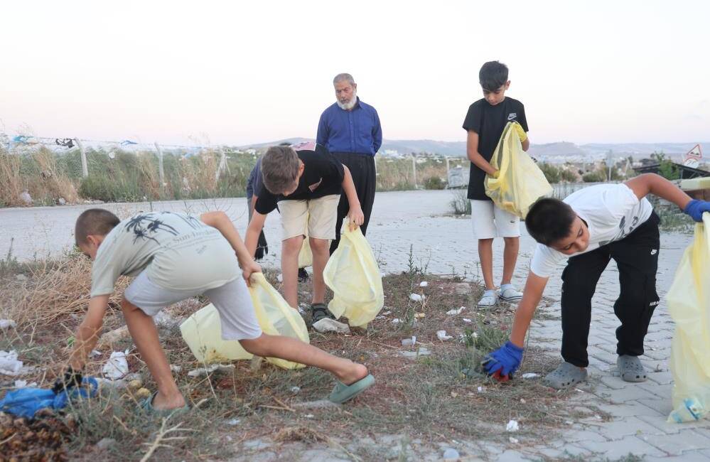 Hatay’da Minik Kahraman: Daha Temiz Bir Çevre İçin Harekete Geçti Hatay’ın Antakya ilçesinde, 12 yaşındaki Miraç Bayrakçı çevre temizliği için