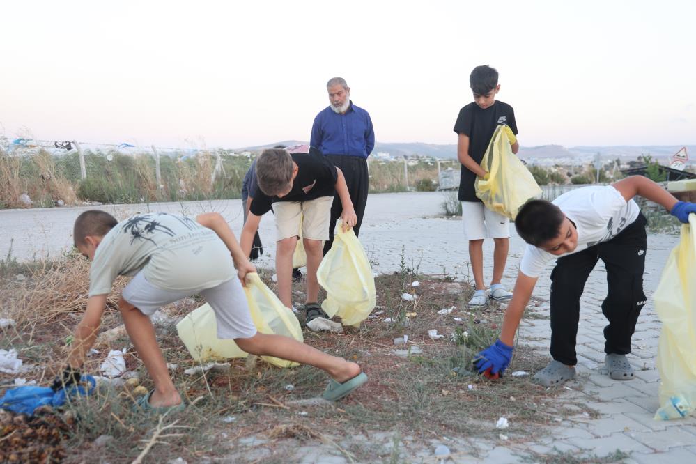 Hatay’ın Antakya ilçesinde, 12 yaşındaki Miraç Bayrakçı çevre temizliği için