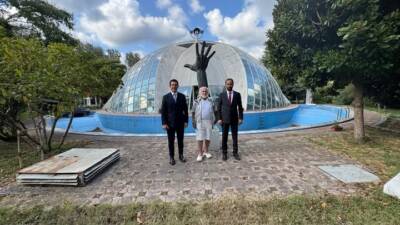 Yayladağı Belediye Başkanı ve İlçe Milli Eğitim Müdürü, ünlü sanatçıyı