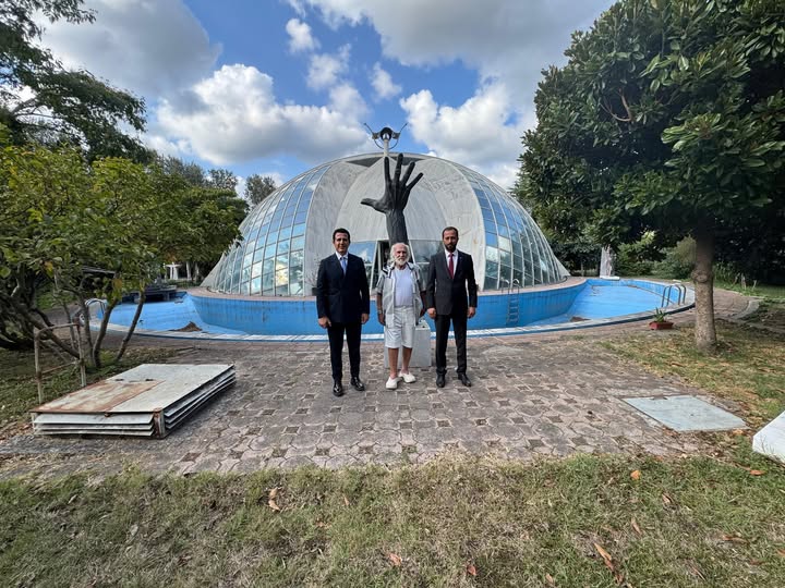 Heykeltıraş Mehmet Aksoy’a Memleketten Ziyaret Yayladağı Belediye Başkanı ve İlçe Milli Eğitim Müdürü, ünlü sanatçıyı