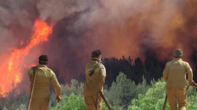 Hatay’da depremin yaralarını sarmadan yeniden yangınların ortasında kalan itfaiyeciler, düşük