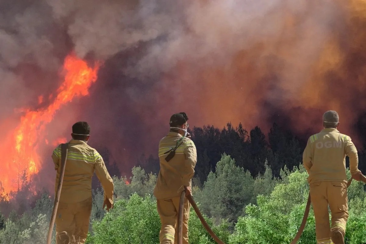 Hatay’da depremin yaralarını sarmadan yeniden yangınların ortasında kalan itfaiyeciler, düşük