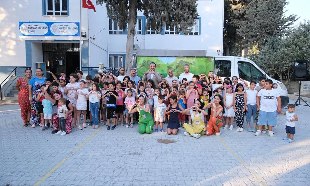 Defne’de Minik Kalpler Tek Noktada Buluştu Defne Belediyesi, mahallelerde yürüttüğü çocuk etkinliklerini bu kez Güneysöğüt ve
