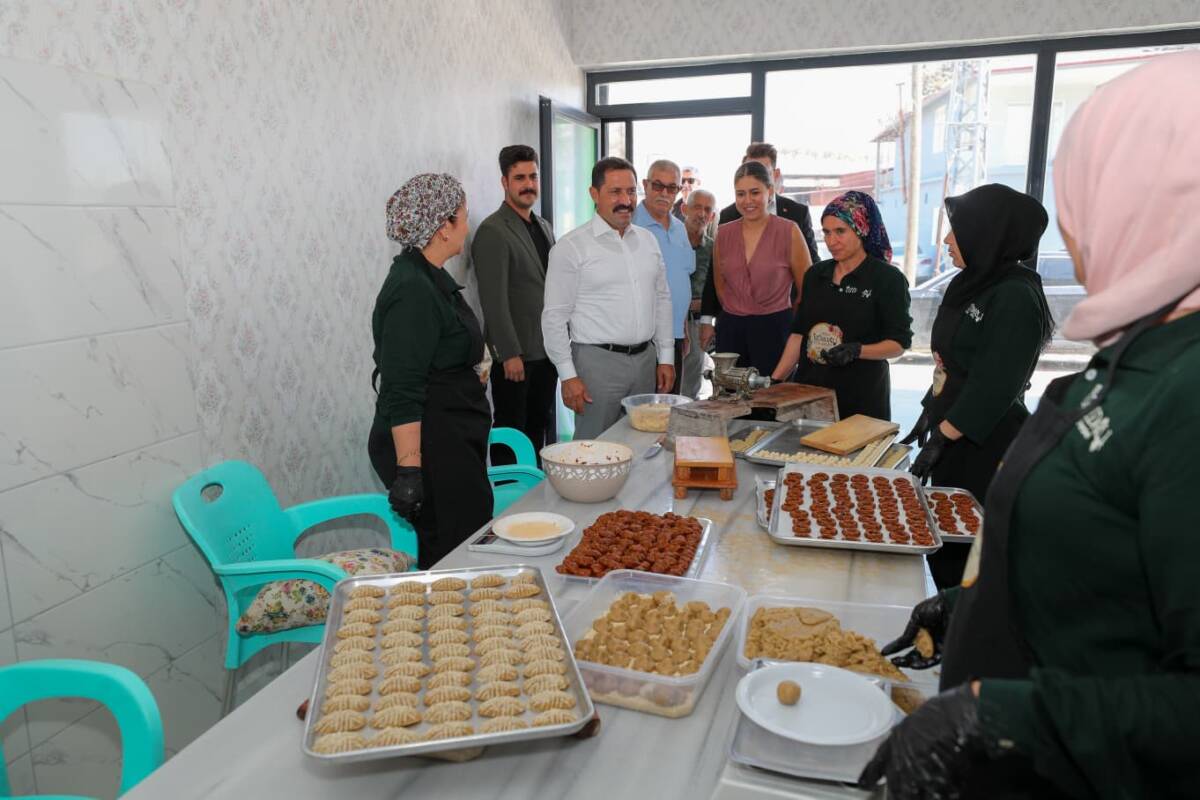 Hatay Valisi Mustafa Masatlı, Üzümdalı Kadın Kooperatifini ziyaret ederek, kooperatif