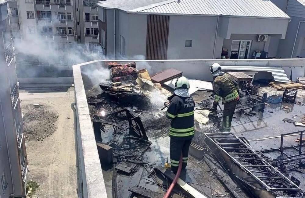 ,Hatay’ın Dörtyol ilçesinde bir binanın çatı katında çıkan yangın, itfaiye