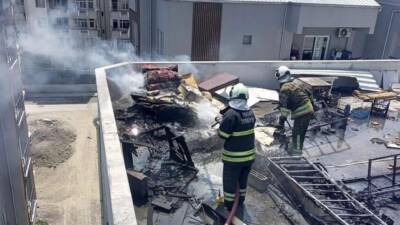,Hatay’ın Dörtyol ilçesinde bir binanın çatı katında çıkan yangın, itfaiye