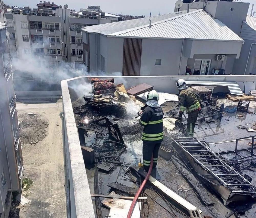 ,Hatay’ın Dörtyol ilçesinde bir binanın çatı katında çıkan yangın, itfaiye