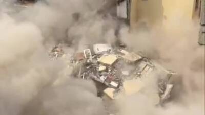 Hatay’ın Dörtyol ilçesinde depremlerde ağır hasar alan 4 katlı bina,