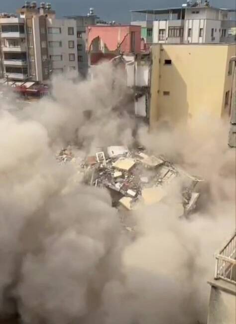 Hatay’ın Dörtyol ilçesinde depremlerde ağır hasar alan 4 katlı bina,