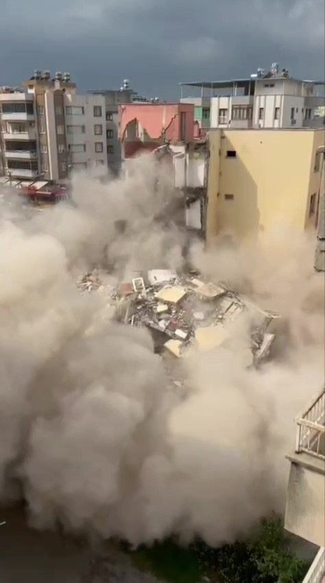 Hatay’ın Dörtyol ilçesinde depremlerde ağır hasar alan 4 katlı bina,