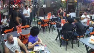 Hatay Antakya’da bir köftecide nefes almakta güçlük çeken kadın, güvenlik