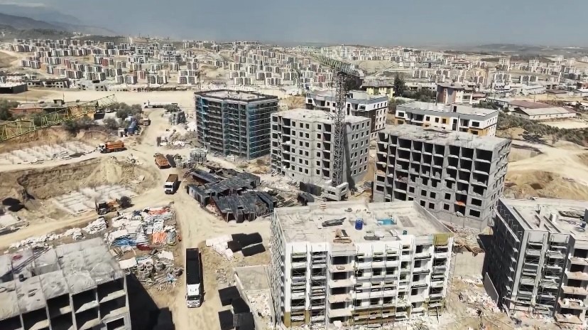 Hatay’ın Antakya ilçesinde, 6 Şubat depremlerinin ardından başlatılan afet konutları