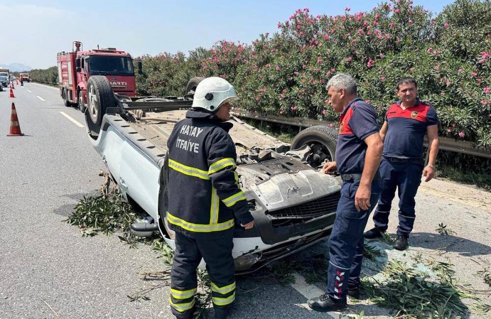 Hatay’ın Dörtyol ilçesinde meydana gelen trafik kazasında bir otomobil takla