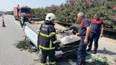 Hatay’ın Dörtyol ilçesinde meydana gelen trafik kazasında bir otomobil takla