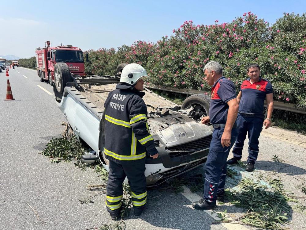 Hatay’ın Dörtyol ilçesinde meydana gelen trafik kazasında bir otomobil takla