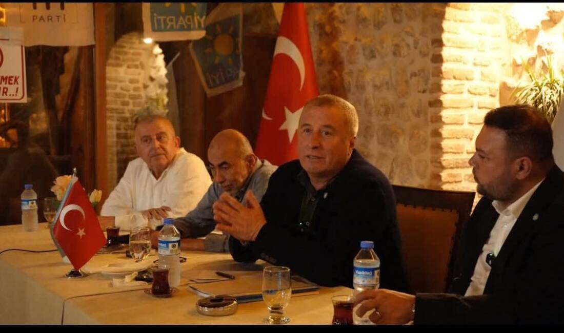 İYİ Parti Seçim İşleri Başkanı Hakan Şeref Olgun ve yardımcısı