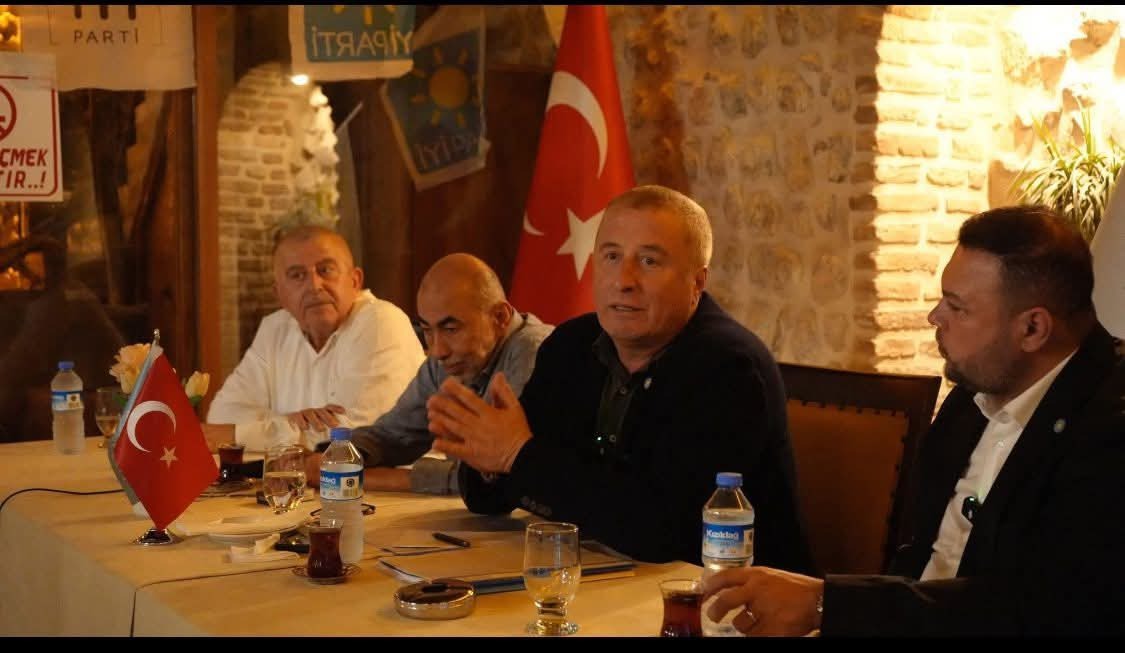 İYİ Parti Seçim İşleri Başkanı Hakan Şeref Olgun ve yardımcısı