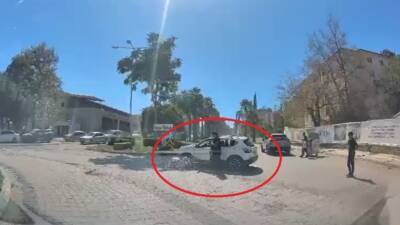 Hatay’ın Kırıkhan ilçesinde otomobil ile motosikletin çarpıştığı an, çevredeki bir