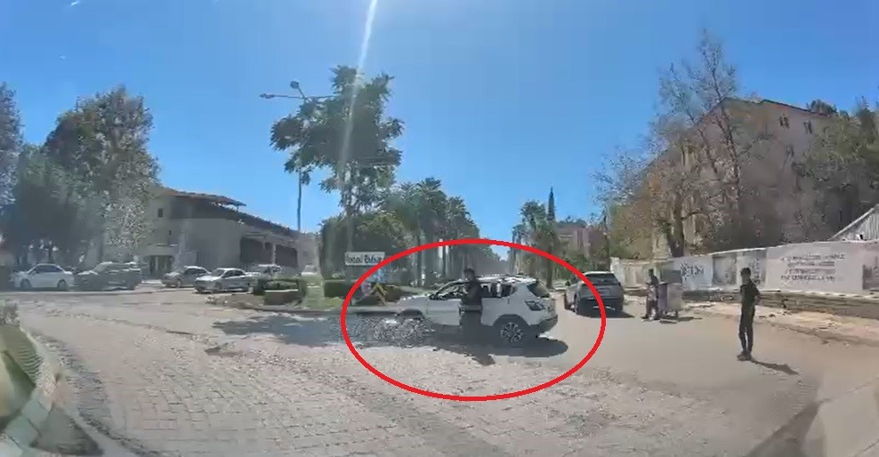 Hatay’ın Kırıkhan ilçesinde otomobil ile motosikletin çarpıştığı an, çevredeki bir