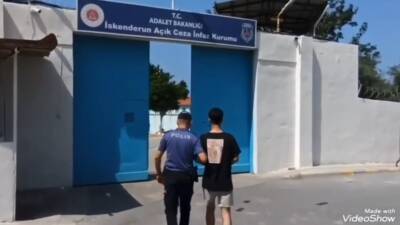 Hatay Emniyet Müdürlüğü ekipleri, ruhsatsız silah suçundan aranan N.K.’yı Arsuz’da