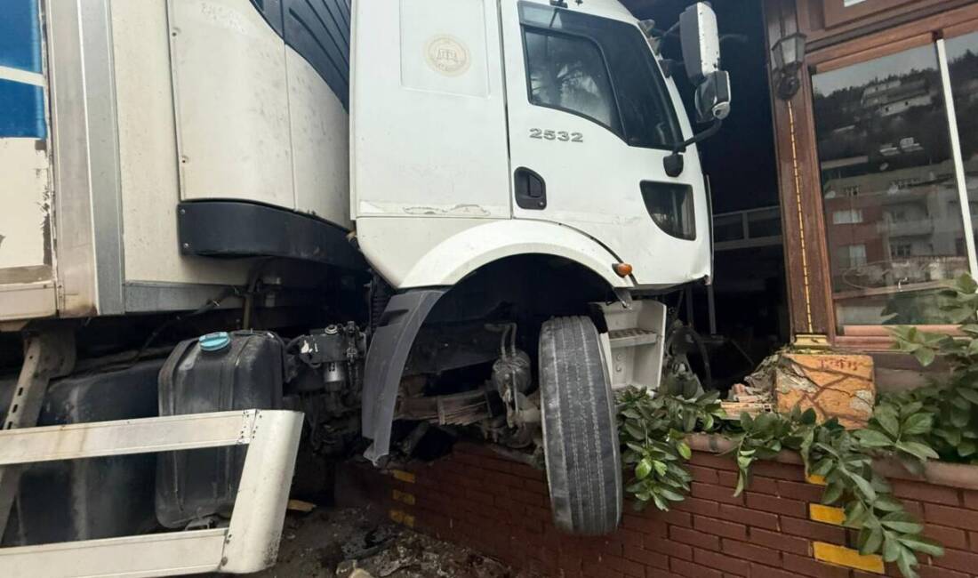 Belen’de freni boşalan tır, önce park halindeki vidanjöre çarptı, ardından