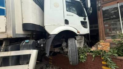 Belen’de freni boşalan tır, önce park halindeki vidanjöre çarptı, ardından