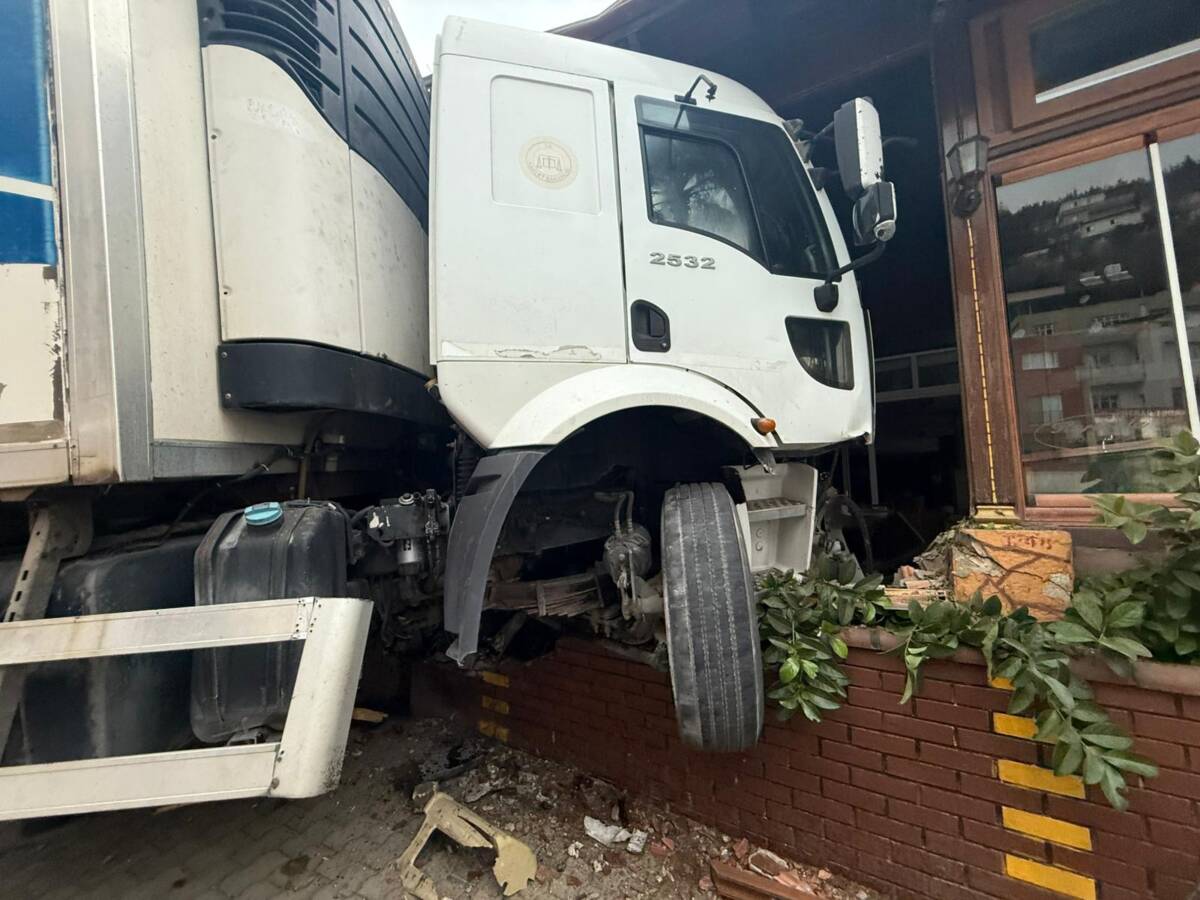 Belen’de freni boşalan tır, önce park halindeki vidanjöre çarptı, ardından