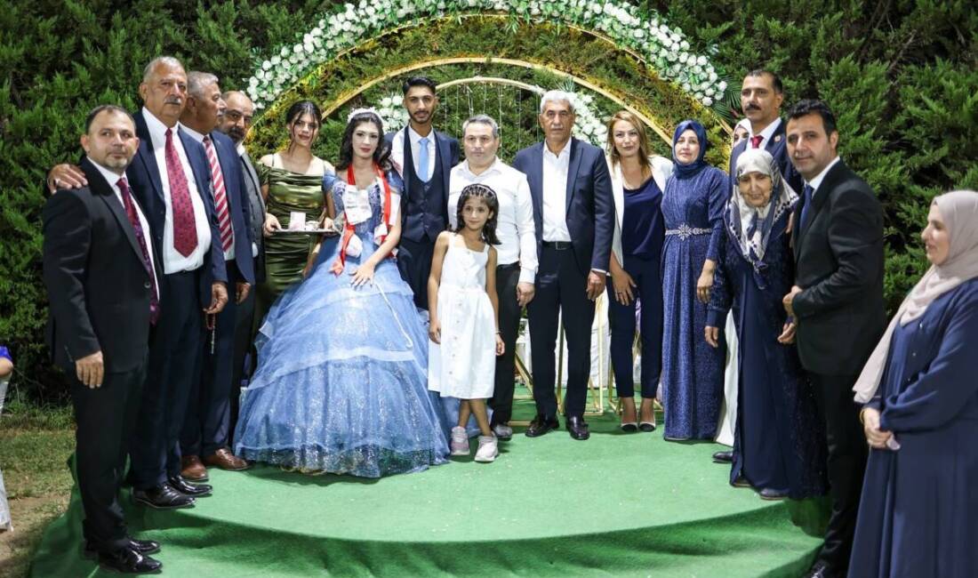 Gelin ve Damadın Nişan Töreni Parti Buluşmasına Döndü Reyhanlı’da CHP’li iki ailenin evlatları, düzenlenen nişan töreniyle mutluluğa ilk