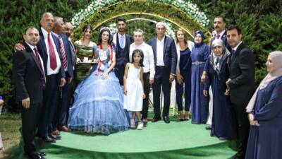 Reyhanlı’da CHP’li iki ailenin evlatları, düzenlenen nişan töreniyle mutluluğa ilk