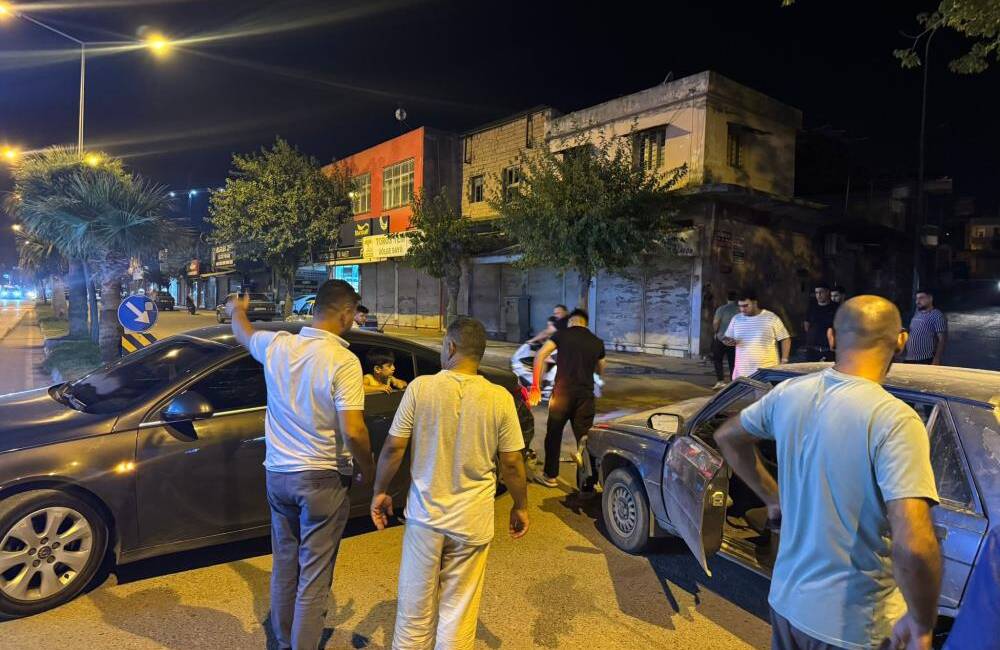 Hatay’ın Kırıkhan ilçesinde meydana gelen trafik kazası, güvenlik kamerasına yansıdı.