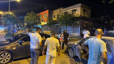 Hatay’ın Kırıkhan ilçesinde meydana gelen trafik kazası, güvenlik kamerasına yansıdı.