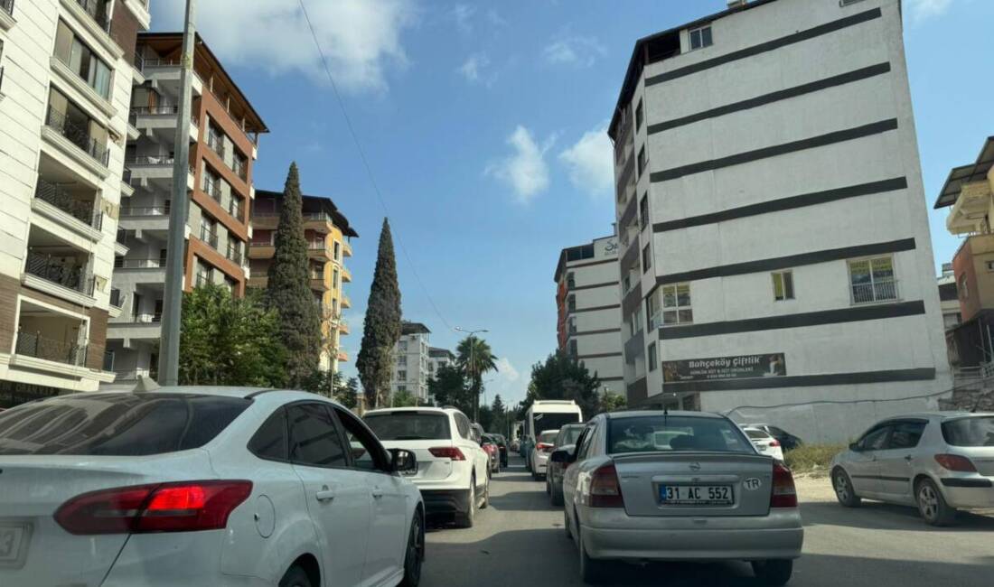 Yönetim sınıfta kaldı : Antakya trafikte boğuluyor Hatay’ın kalbi konumundaki Antakya ve Defne ilçelerinde trafik sorunu her