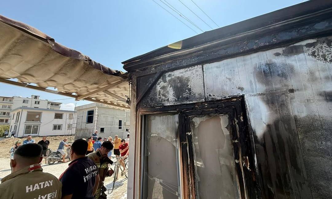 Hatay Büyükşehir Belediyesi İtfaiye Dairesi, Defne Çekmece’de çıkan konteyner ve
