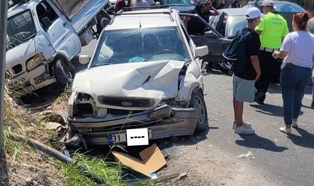 Samandağ-Antakya yolunda yaşanan zincirleme trafik kazasında 5 araç birbirine girdi,