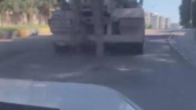 Hatay’ın Kırıkhan ilçesinde seyir halindeki bir beton mikserinin yol ortasına