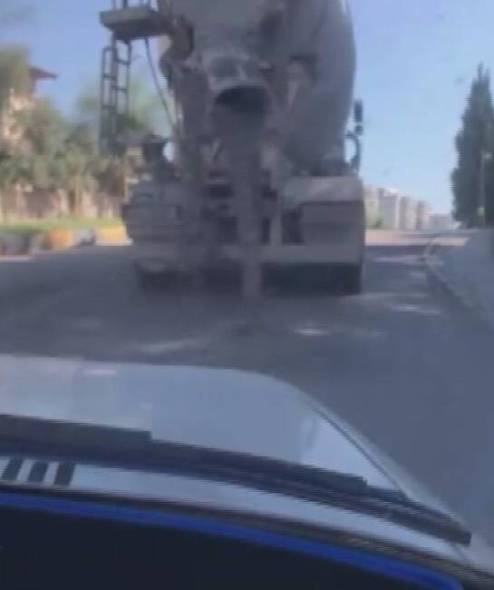 Hatay’ın Kırıkhan ilçesinde seyir halindeki bir beton mikserinin yol ortasına