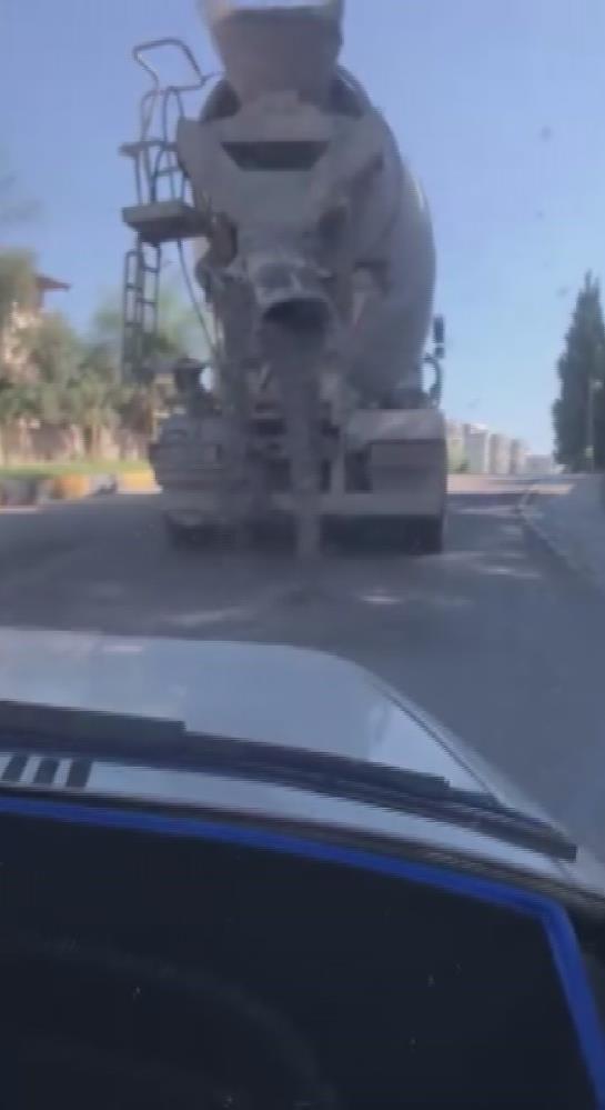 Hatay’ın Kırıkhan ilçesinde seyir halindeki bir beton mikserinin yol ortasına